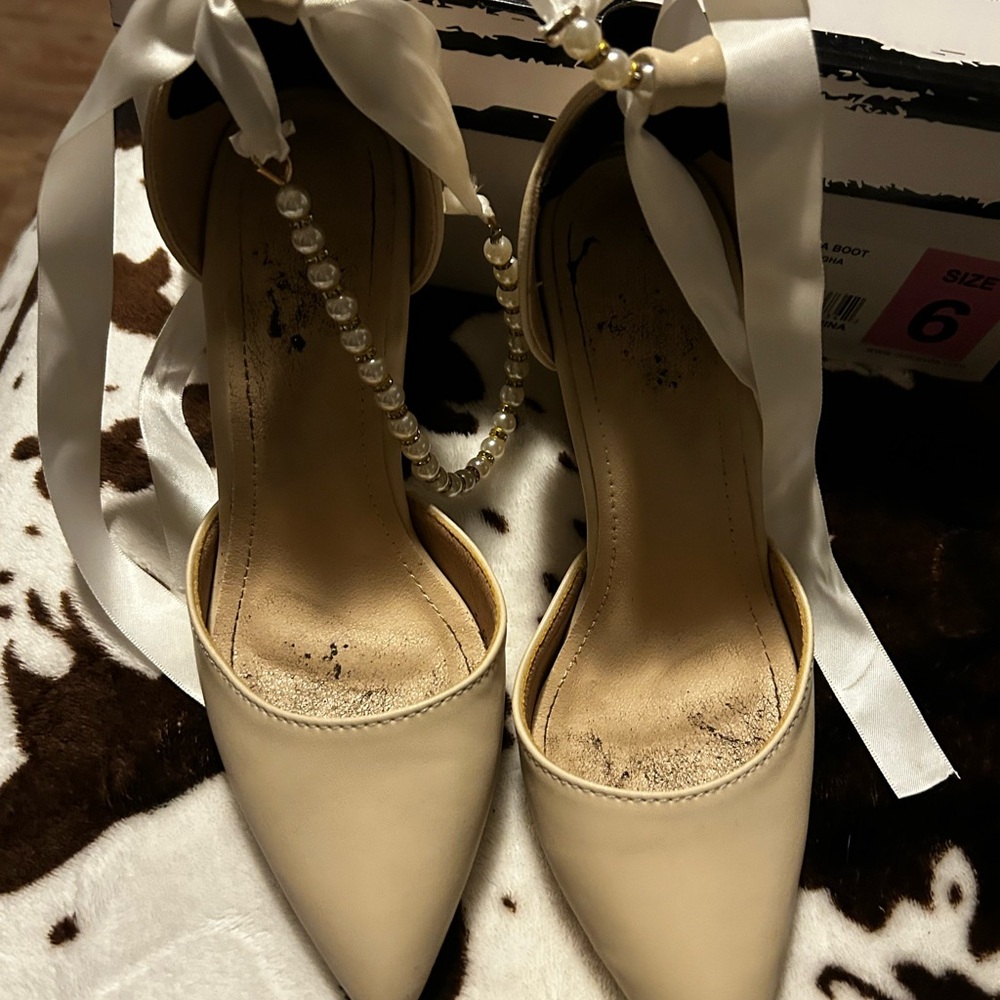 Elegant Cream Women's Shoes with Pearl Detail